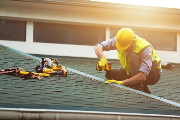 Roofer Que Trabaja Trabajo Protección Guantes Desgaste Uso Construcción Construcción — Foto de Stock