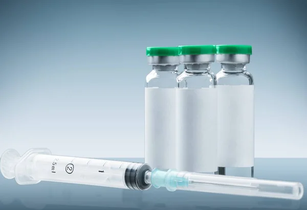 Vials Mit Covid Impfstoffen Und Medizinischen Spritzen Auf Einem Schreibtisch — Stockfoto
