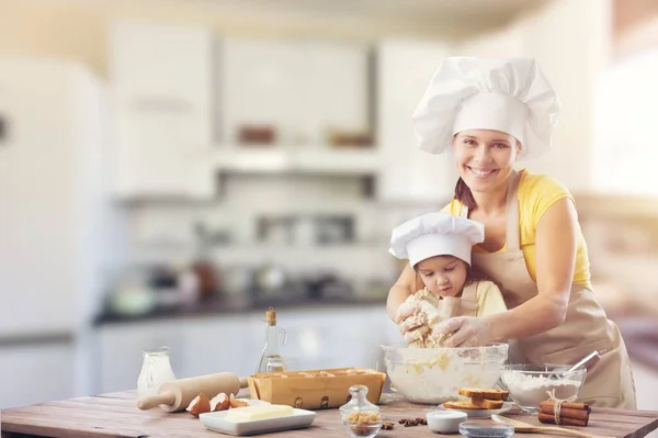 Fröhlich Glückliche Mutter Lehrt Tochter Wie Man Salat Zubereitet — Stockfoto