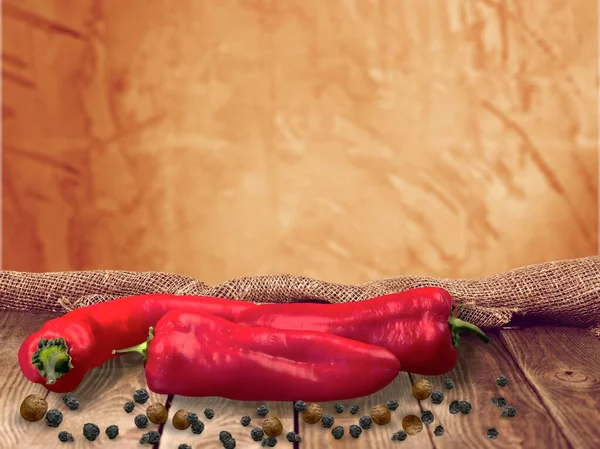 Dojrzałe Warzywa Chili Pieprz Czerwony Drewnianym Stole — Zdjęcie stockowe