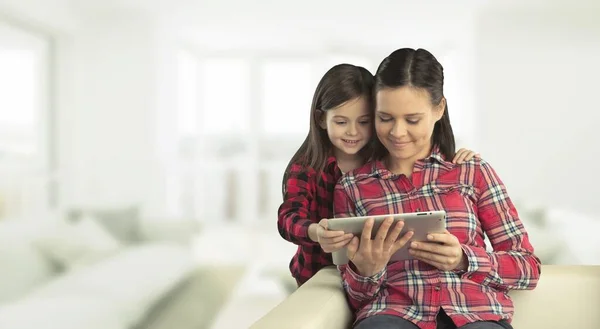 Glückliche Mutter Mit Ihrem Kleinen Kind Beim Online Shopping Oder — Stockfoto