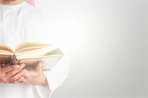 Der Mensch Beim Halten Und Lesen Des Korans Islamisch Arabisches — Stockfoto