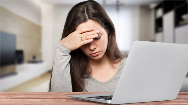 Jovem Cansado Feminino Com Dor Cabeça Trabalhar Laptop Casa — Fotografia de Stock