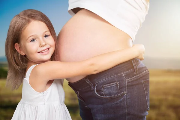 Zwangere Moeder Met Haar Dochter Een Veld Achtergrond — Stockfoto