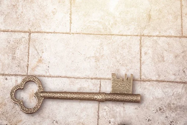 Старий Ретро Іржавий Ключ Дверей Кам Яному Столі — стокове фото