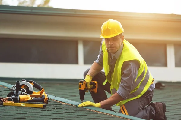 Roofer Trabalhando Luvas Desgaste Trabalho Proteção Usando Construção Construção Ferramenta — Fotografia de Stock