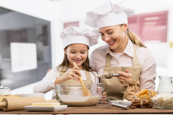 Wesoły Szczęśliwy Mama Nauczania Córka Jak Przygotować Jedzenie — Zdjęcie stockowe