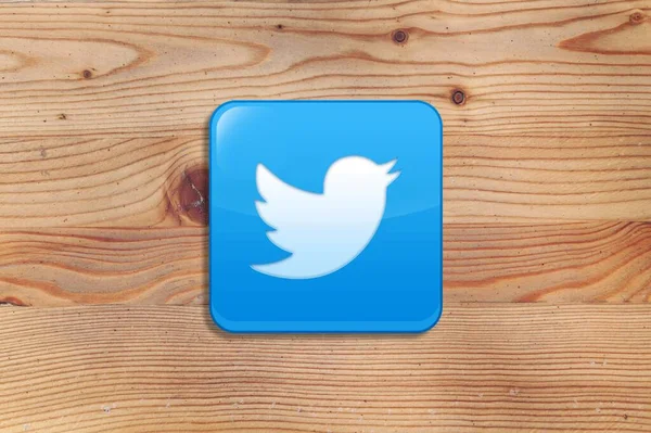 Twitter App Blå Logo Med Fugl Placeret Træ Baggrund - Stock-foto