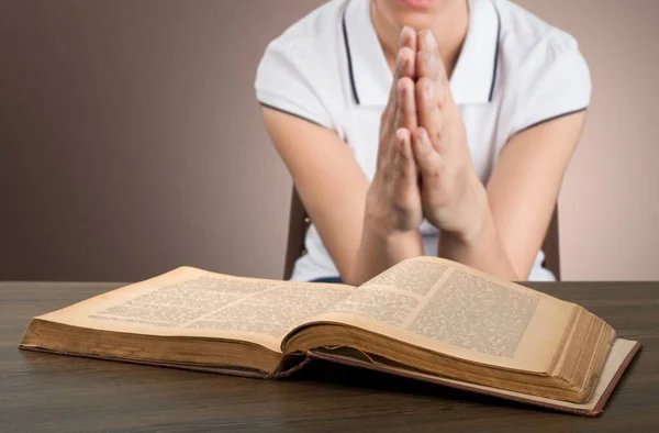 Las Manos Hombre Oración Biblia Habitación Oscura — Foto de Stock