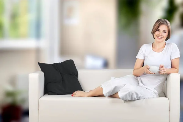 Mujer Joven Sosteniendo Una Taza Café Habitación — Foto de Stock