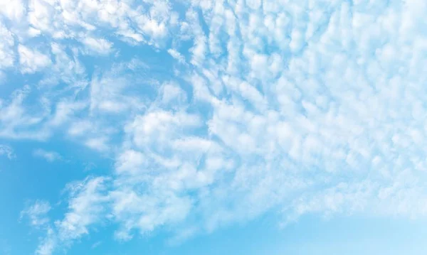 Естественное Небо Красивые Голубые Белые Облака Фон — стоковое фото