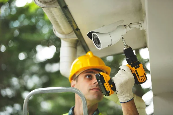 Trabalhador Instalar Câmera Livre Cctv Instalação Conceito Assistente Serviço Para — Fotografia de Stock