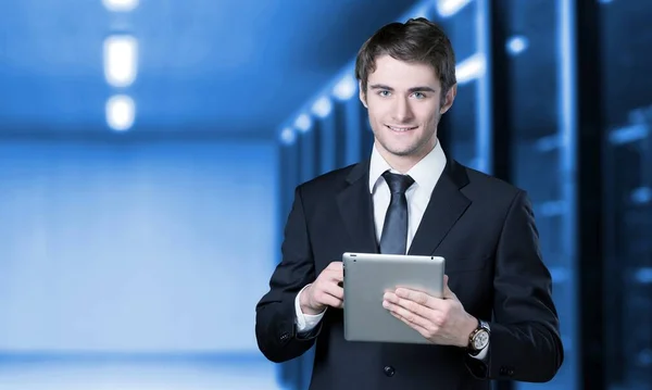 Arbeiter Geschäftsmann Steht Serverschrank Während Mit Digitalem Tablet Arbeitet — Stockfoto