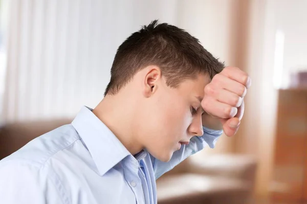 Overstuur Man Casual Outfit Zitten Woonkamer Denken Aan Iets — Stockfoto