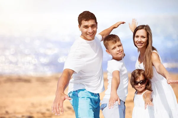 Une Jeune Famille Heureuse Composée Père Mère Fils Fille Amuser — Photo