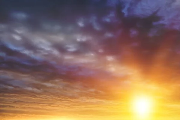 Cielo Del Atardecer Con Hermosas Nubes Sol — Foto de Stock