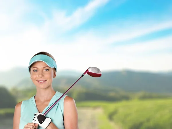 高尔夫球场上的女高尔夫球手与高尔夫球杆玩游戏 — 图库照片