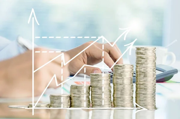 Üzletember Kézzel Rajz Virtuális Növekvő Grafikon Pénzérmék Egymásra Megtakarítás Növekedés — Stock Fotó
