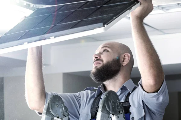 Dirty Air Conditioner Filter Need Cleaning Air Conditioner Service Male — Stock Photo, Image