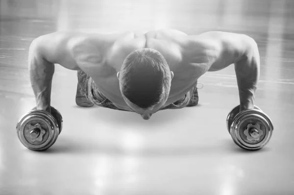 Černobílý Záběr Atleta Muže Dělá Kettlebell Cvičení — Stock fotografie