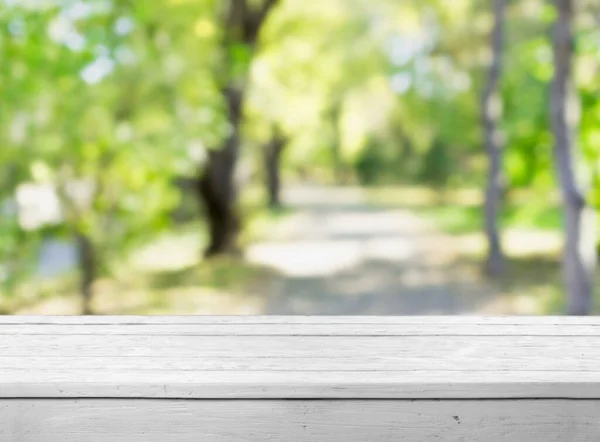 Tapa Mesa Vacía Estante Naturaleza Árbol Verde Borroso Para Picnic —  Fotos de Stock