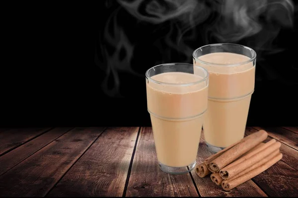 Duas Canecas Chá Café Numa Mesa Vapor Vem Deles — Fotografia de Stock