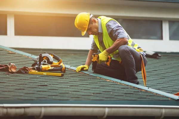 Roofer Werkt Beschermende Werkhandschoenen Gebruikt Bouwt Elektrisch Gereedschap Bovenop Het — Stockfoto