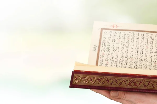 Człowiek Trzymający Czytający Koran Koncepcja Islamskiego Arabskiego — Zdjęcie stockowe