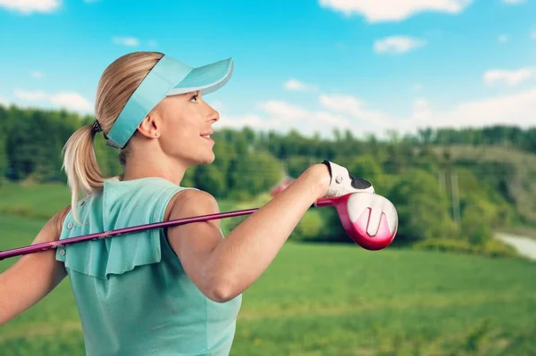 Golfozó Nők Egy Sportpályán Játszik Játék Egy Golf Klub — Stock Fotó