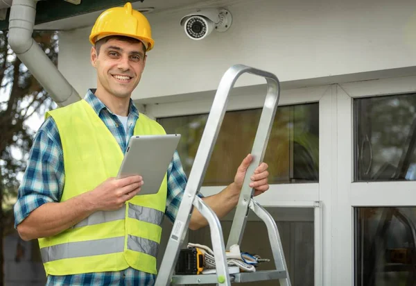 Trabalhador Instalar Câmera Livre Cctv Instalação Conceito Assistente Serviço Para — Fotografia de Stock