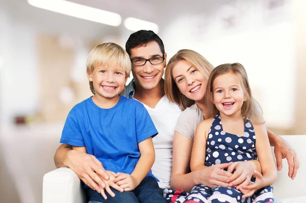 Rodinný Portrét Šťastně Milujících Mladých Rodičů Malými Dětmi Doma Pohovce — Stock fotografie