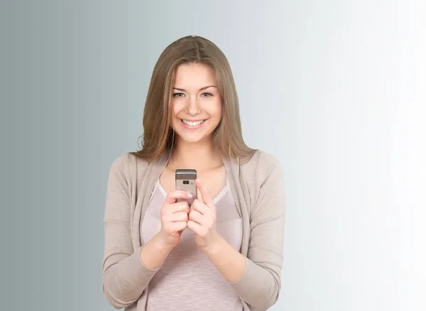 Hübsche Junge Frau Mit Smartphone Hintergrund — Stockfoto