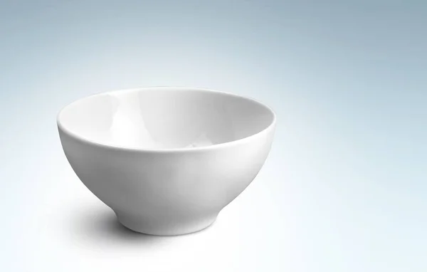 厨房桌子上的空的白色陶瓷碗 — 图库照片