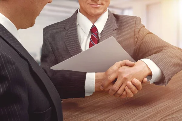 近代的なオフィスの背景に契約締結後握手未知のビジネスの人々 — ストック写真