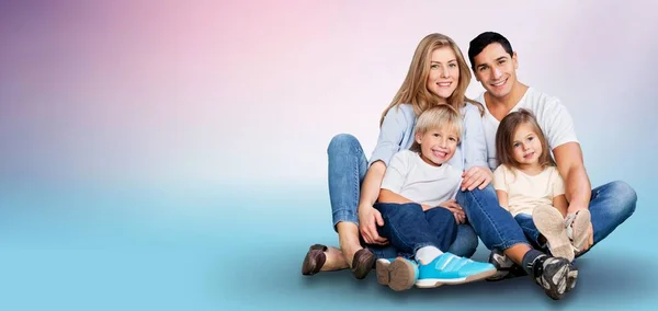 Gelukkige Liefdevolle Familie Man Vrouw Kind Zitten Vloer Blauwe Studio — Stockfoto