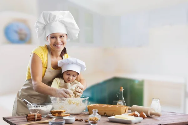 Alegre Mãe Feliz Ensinando Filha Como Preparar Salada — Fotografia de Stock