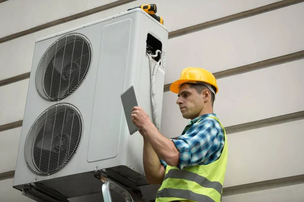 Técnico Reparação Trabalhador Condicionado Técnico Uma Parte Preparação Para Instalar — Fotografia de Stock