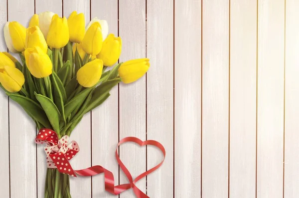 Bouquet Floreale Primaverile Realizzato Con Tulipani Freschi Nastro Forma Cuore — Foto Stock