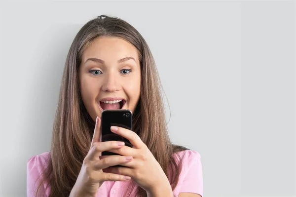Mujer Bastante Joven Usando Teléfono Inteligente Pie Fondo — Foto de Stock