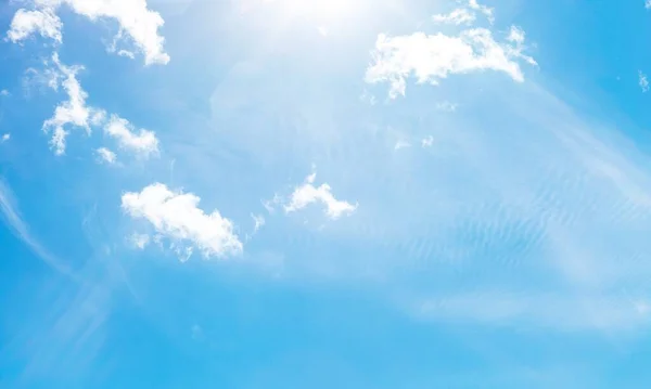 Естественное Небо Красивые Голубые Белые Облака Фон — стоковое фото