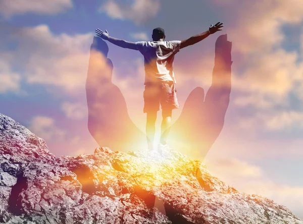 Ein Junger Mensch Mit Andächtigen Händen Den Sonnenhellen Himmel — Stockfoto