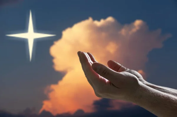 Chrześcijańskie Dłonie Otwierają Dłonie Koncepcja Błogosławieństwa Kultu Boga Tle Nieba — Zdjęcie stockowe