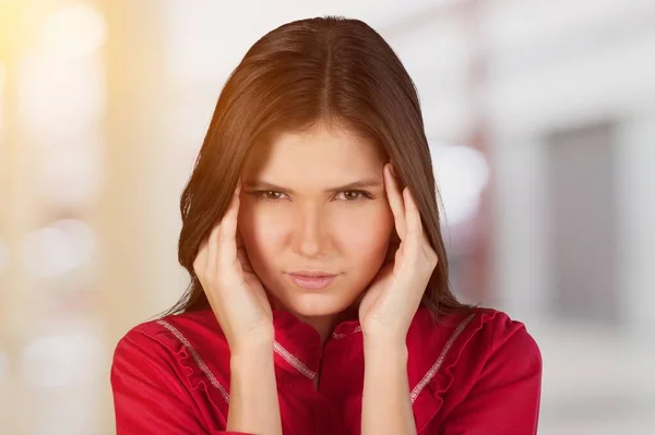 Una Signora Frustrata Stressata Che Soffre Mal Testa Massaggiare Testa — Foto Stock