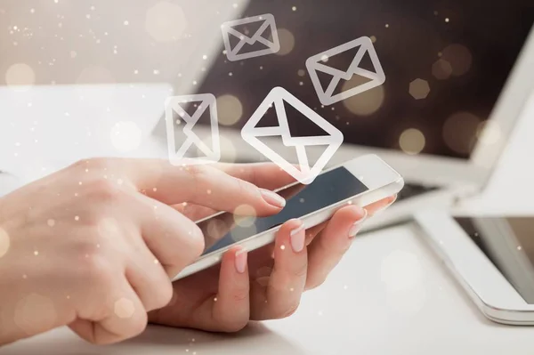 Empresário Usando Smartphone Com Ícone Carta Mail Conceito Tecnologia — Fotografia de Stock