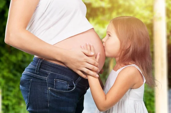 Zwangere Moeder Met Haar Dochter Een Veld Achtergrond — Stockfoto