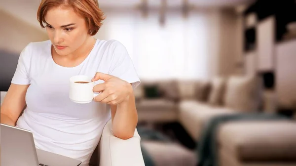 Junge Frau Hält Eine Tasse Kaffee Zimmer — Stockfoto