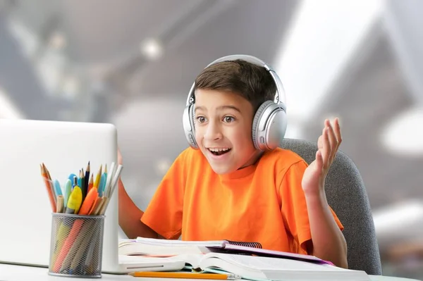Kulaklıklı Mutlu Bir Milenyum Öğrencisi Evinden Uzakta Dizüstü Bilgisayara Bakıyor — Stok fotoğraf