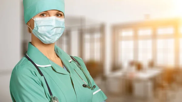 Retrato Una Doctora Con Bata Verde Mascarilla — Foto de Stock