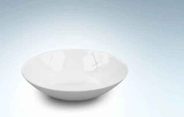 厨房桌子上的空的白色陶瓷碗 — 图库照片