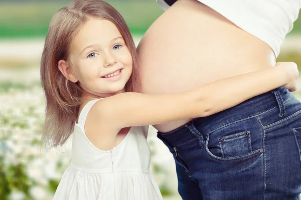 Pregnant Mother Her Daughter Field Background — Stock Photo, Image